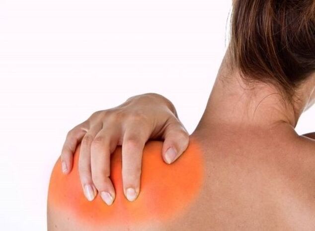 Pain under the left shoulder blade is a sign of one of the serious diseases. 
